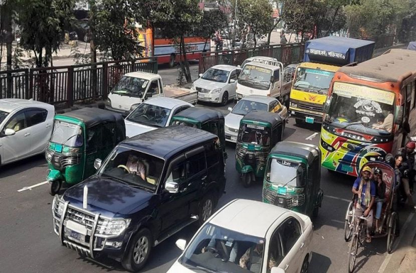 ইজতেমার চাপ, গাড়ি ঘুরিয়ে দিচ্ছে পুলিশ