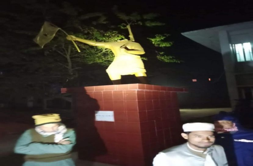 ভাস্কর্য ভাঙ্গার দায়ে যুবক আটক