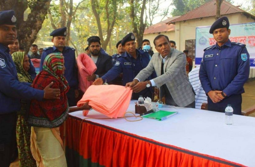 শীতার্তদের মাঝে পুলিশের শীতবস্ত্র বিতরণ