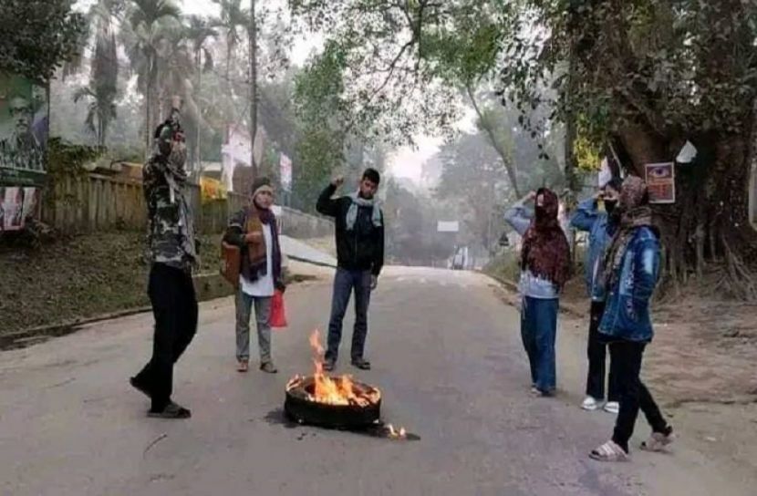 খাগড়াছড়িতে সড়ক অবরোধ চলছে