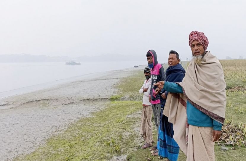 বালু কাটার হিড়িক, ফসলী জমি ভাঙ্গনের মুখে
