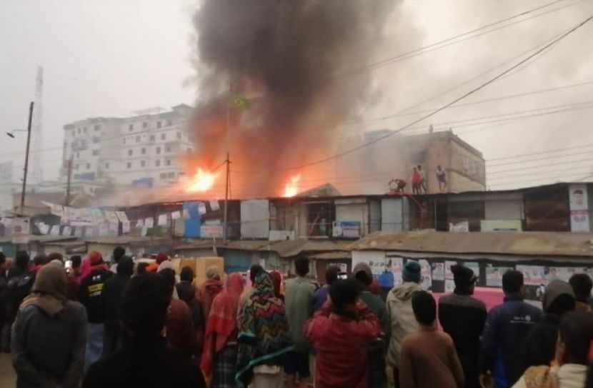 নোয়াখালীতে আগুনে ৩০টি দোকান পুড়ে ছাই
