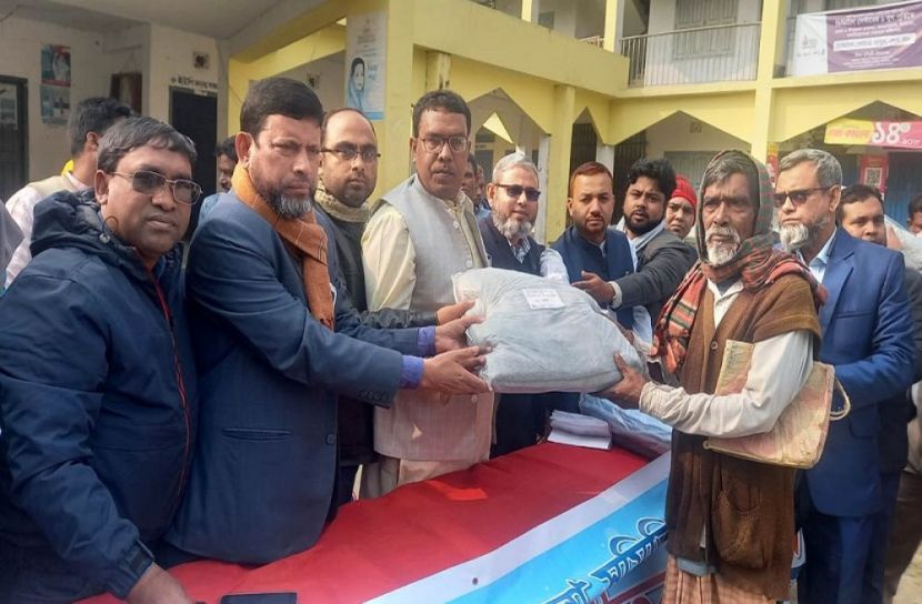 বড়াইগ্রামে দুস্থদের মাঝে শীতবস্ত্র বিতরণ