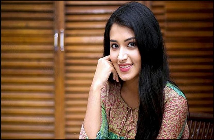 সম্পর্ক, ধোঁয়াশায় রাখতে চান ফারিণ
