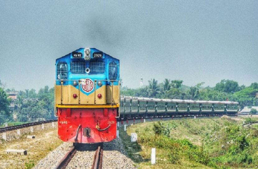 ট্রেনের ধাক্কায় দু’জনের মৃত্যু