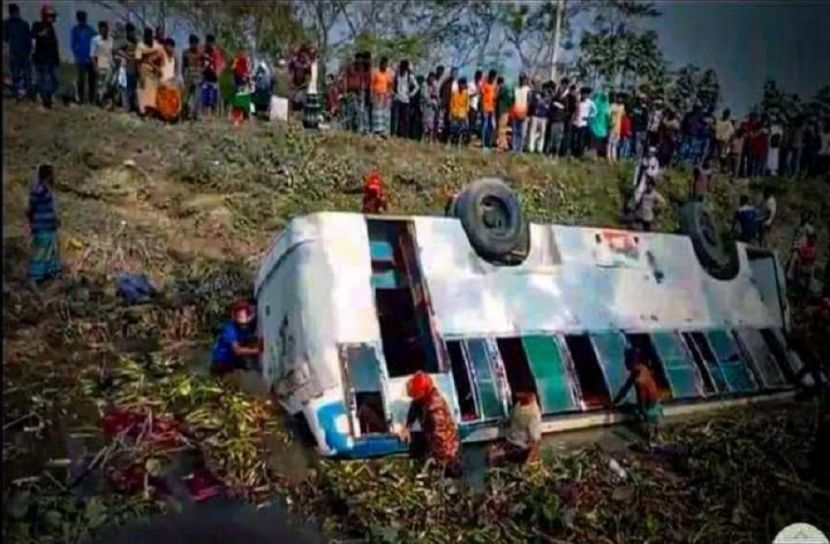 যাত্রীবাহী বাস উল্টে নিহত ১