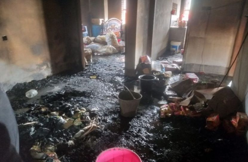 উলিপুরে আগুনে ৩ লাখ টাকার মালামাল পুড়ে ছাই