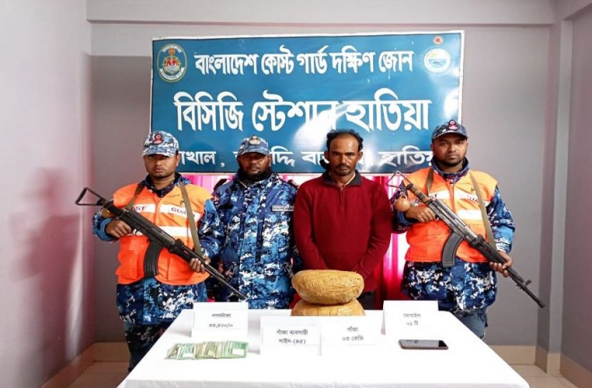 ট্রলার থেকে গাঁজাসহ মাদক কারবারি গ্রেফতার