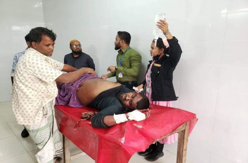 মাইক্রোবাস থেকে নামিয়ে ৩ জনকে কুপিয়ে জখম
