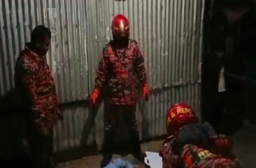 কাভার্ড ভ্যানের চাপায় নিহত ২