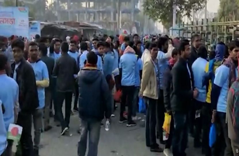 মিছিল নিয়ে আসছেন নেতাকর্মীরা