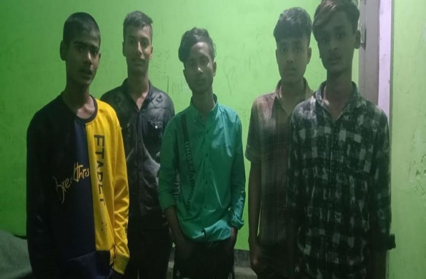 অস্ত্রসহ কিশোর গ্যাংয়ের ৫ সদস্য গ্রেফতার