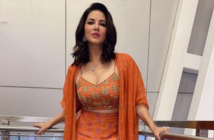 দুর্ঘটনা থেকে বাঁচলেন সানি লিওন