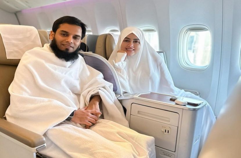 স্বামীকে নিয়ে ওমরায় সানা খান
