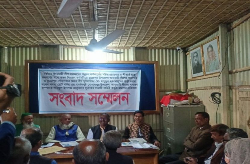 পৌর মেয়রের গাড়িতে হামলার প্রতিবাদে সংবাদ সম্মেলন