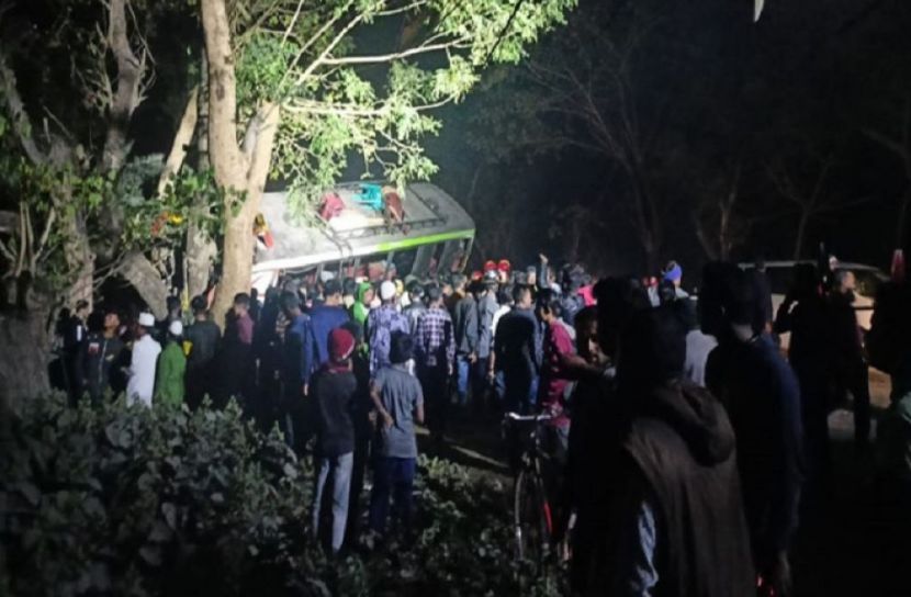 পিকনিকের বাস উল্টে নিহত ২, আহত ৪০