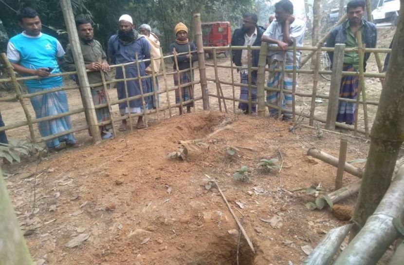রাতের আঁধারে কবর খুঁড়ে কঙ্কাল চুরি!