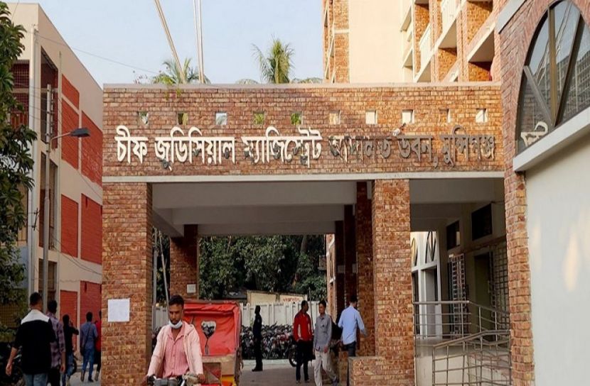 বসতঘর ভেঙ্গে নিছে সুদখোর, আদালতে দম্পতি