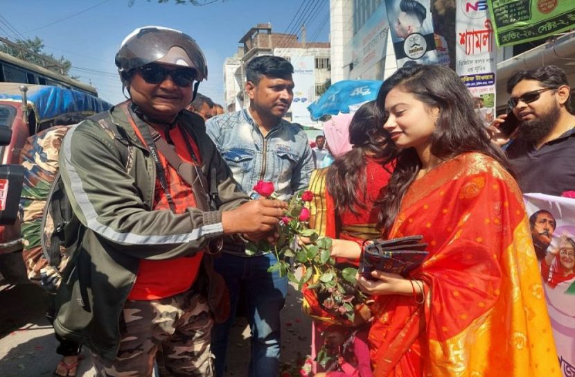 রিকশাচালক ও পথচারীদের মাঝে গোলাপ বিতরণ
