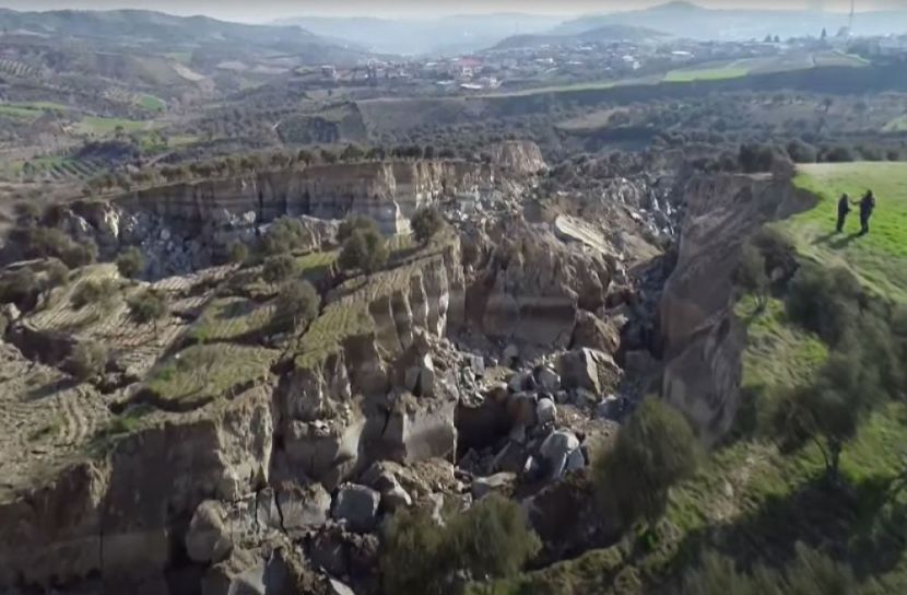 তুরস্কে সৃষ্টি হলো গভীর খাদ