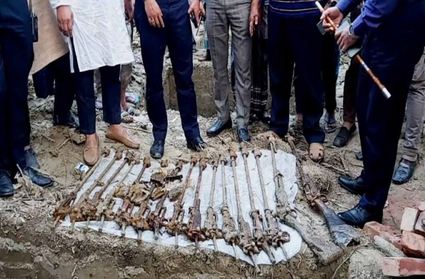 লক্ষ্মীপুরে মাটি খুঁড়ে মিললো আগ্নেয়াস্ত্র