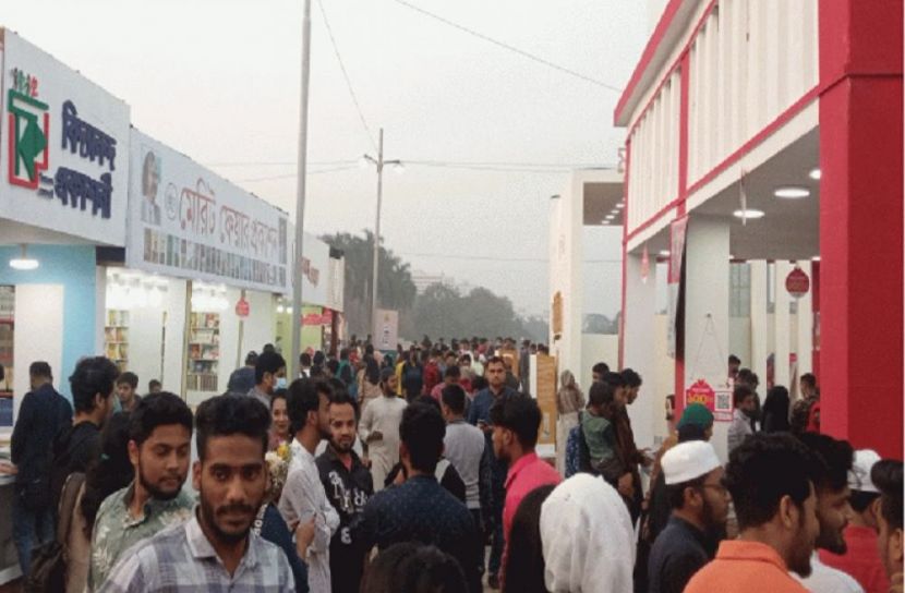 শুক্রবারে জমজমাট বইমেলা