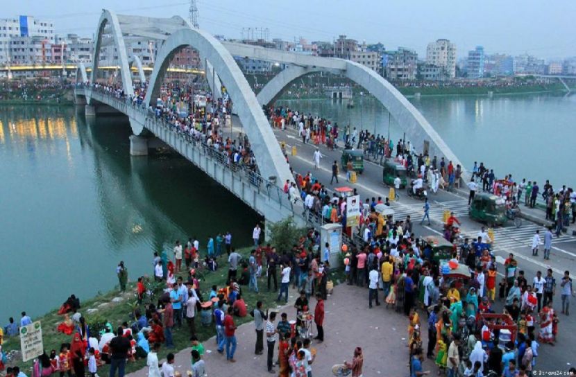 আত্মহত্যা থেকে তরুণীকে বাঁচাল পুলিশ