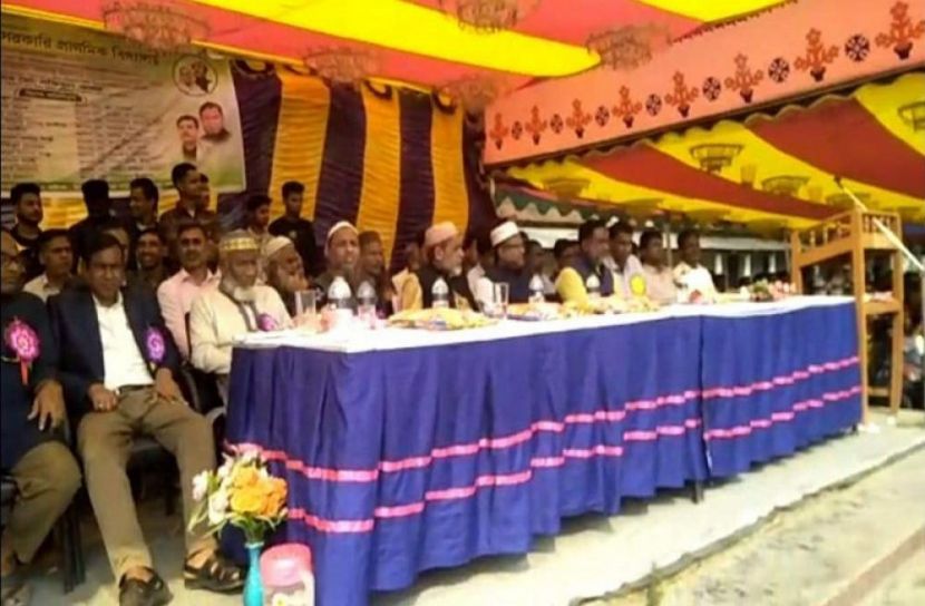  শহীদ মিনারের বেদিতে জুতা পায়ে অতিথিরা