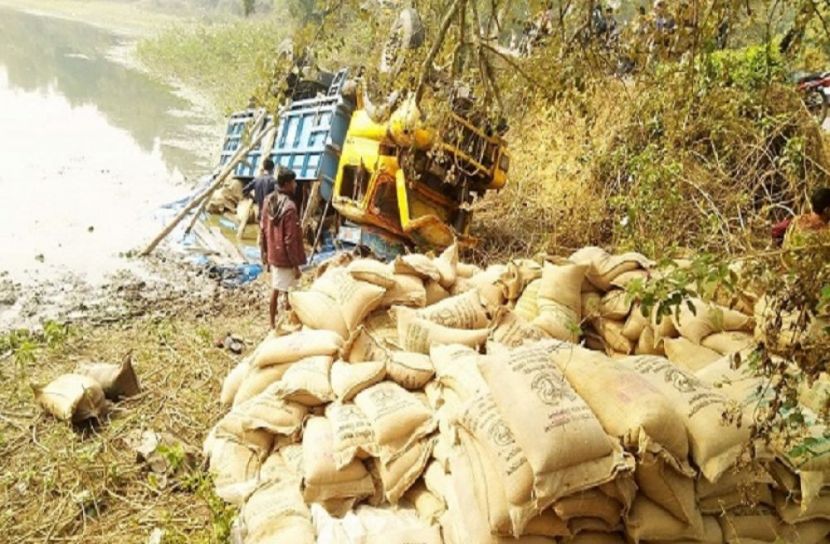 নিয়ন্ত্রণ হারিয়ে চাল ভর্তি ট্রাক লেকে
