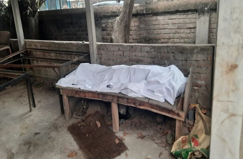 কাভার্ড ভ্যানের চাপায় ট্রাক চালক নিহত