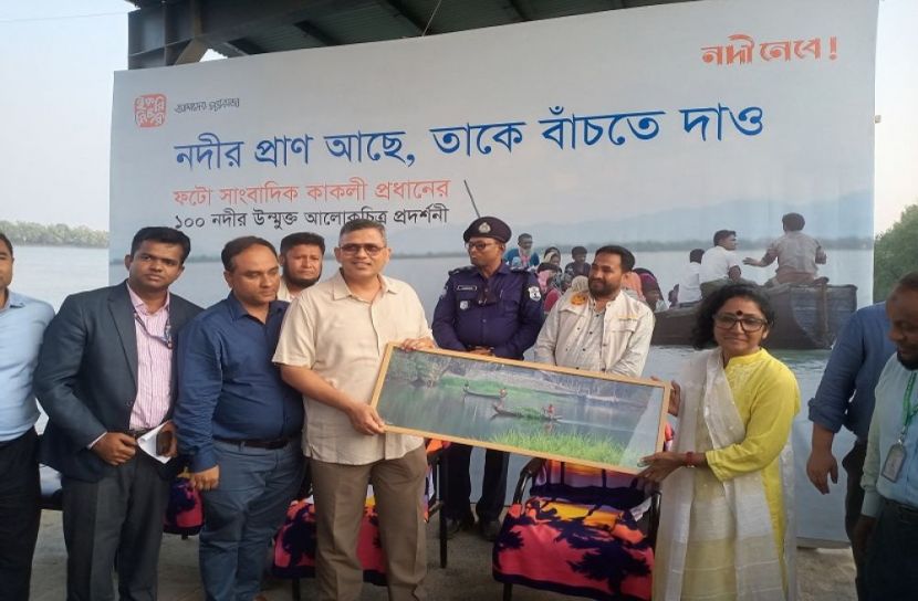 নাফ নদীর তীরে ১০০ নদীর উন্মুক্ত ছবি প্রদর্শনী