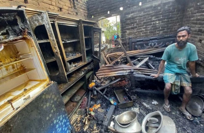 বড়াইগ্রামে অগ্নিকাণ্ডে নিঃস্ব ছয়টি পরিবার