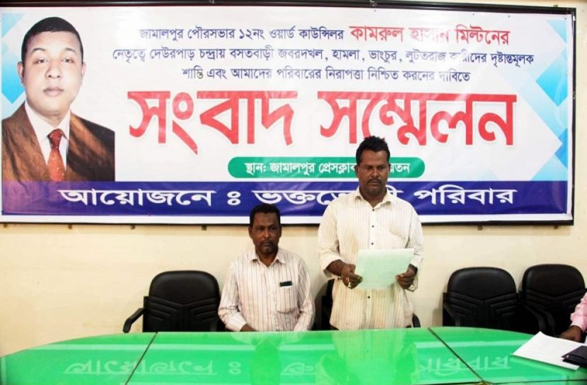 সংবাদ সন্মেলনে বক্তব্য রাখছেন কাঠ মিস্ত্রী জুলহাস উদ্দিন