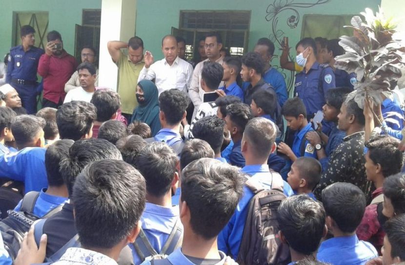 ক্লাস বর্জন করে শিক্ষার্থীদের আন্দোলন
