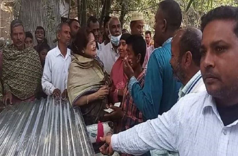 আগুনে ক্ষতিগ্রস্থ মানুষের পাশে এমপি স্মৃতি