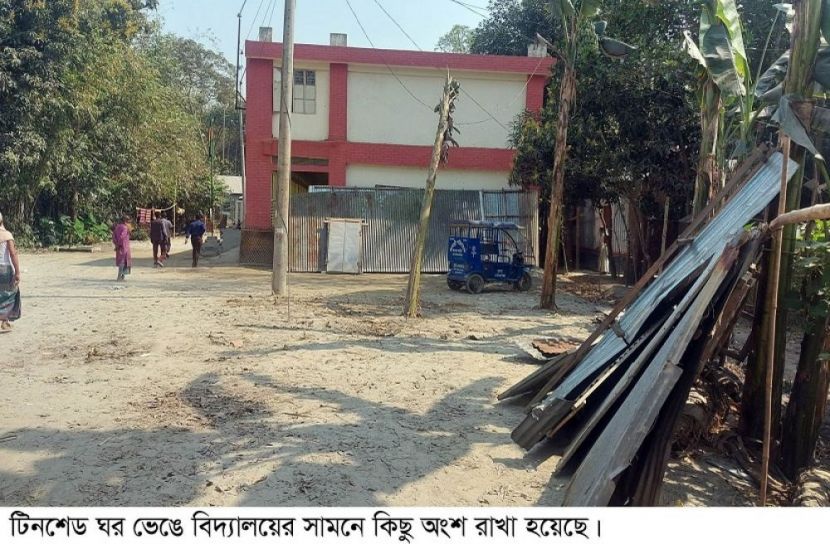 নিলাম ছাড়াই স্কুলের ঘর ভাঙ্গার অভিযোগ