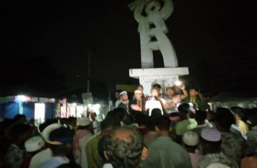 শবে বরাতে মডেল মসজিদে কর্মসূচি না থাকায় বিক্ষোভ