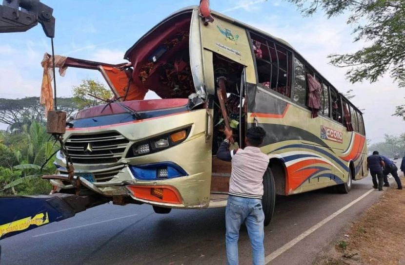 বাস খাদে পড়ে নিহত ১