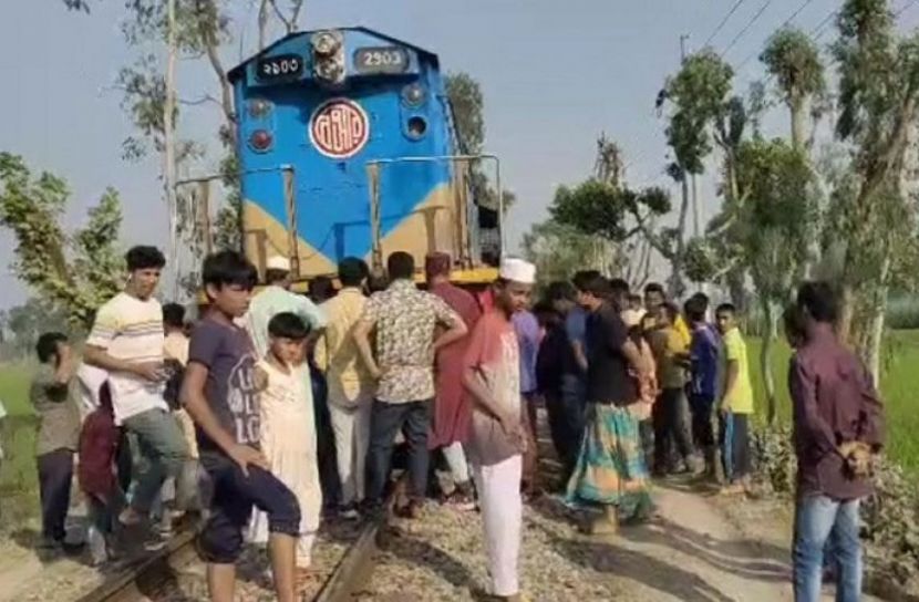 গরুর ধাক্কায় বিকল ট্রেনের ইঞ্জিন