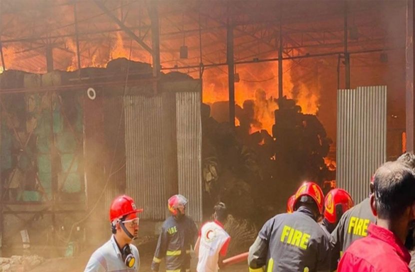 ৮ ঘণ্টায়ও নিয়ন্ত্রণে আসেনি আগুন