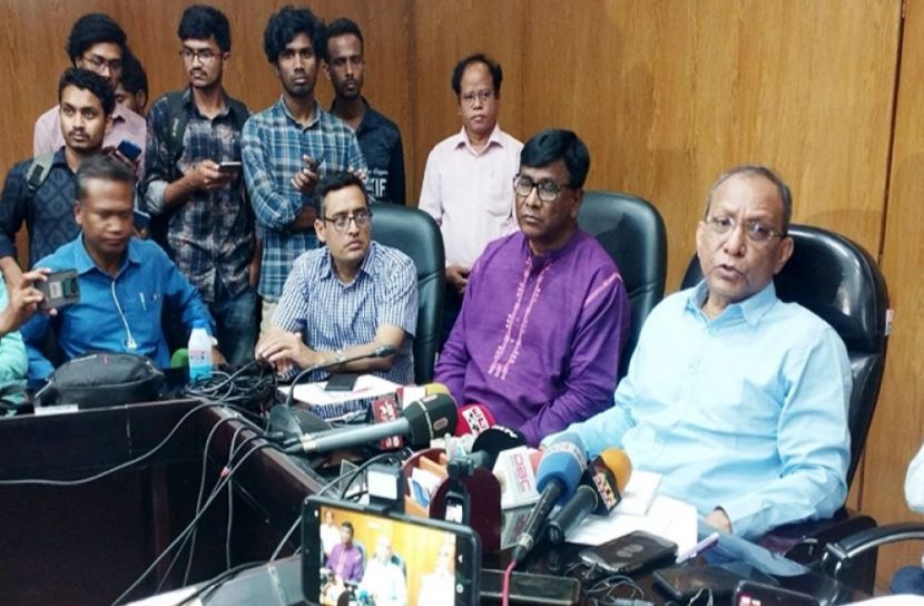সংবাদ সম্মেলনে বক্তব্য রাখছেন উপাচার্য  (ছবি : সংগৃহীত)