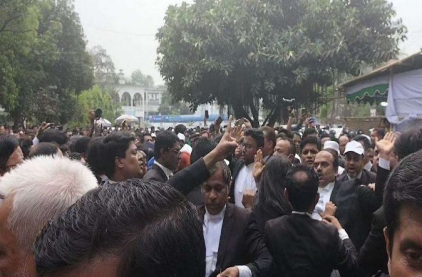 সুপ্রিম কোর্টে ফের হট্টগোল