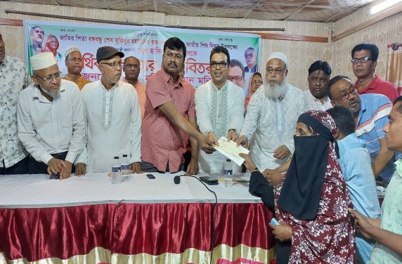রাজাপুরে চিকিৎসা সহায়তায় চেক বিতরণ