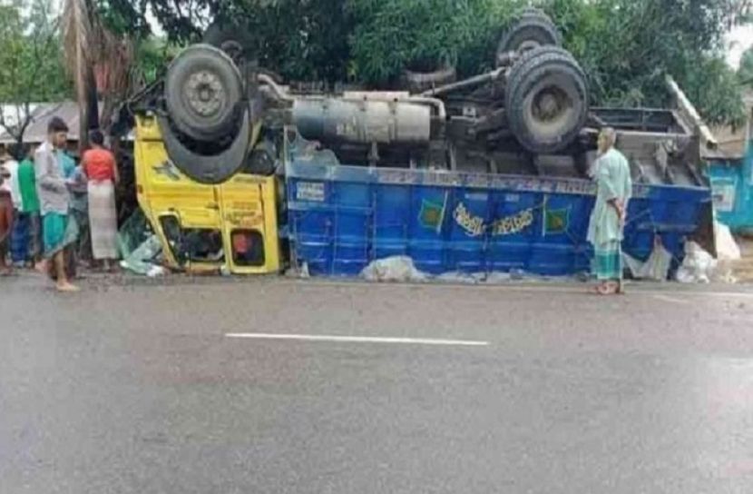 ট্রাক উল্টে প্রাণ গেল ২ জনের