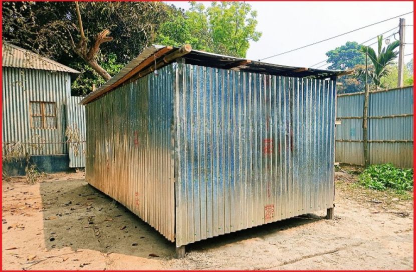 যুবলীগ নেত্রীর বসতভিটায় জমি দখল করে টিনের ঘর উত্তোলন।  ছবি : সান নিউজ