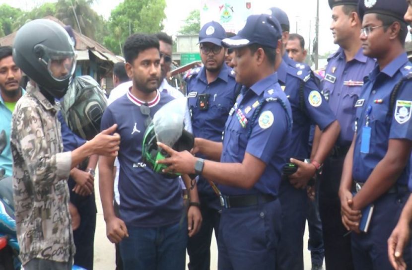 হেলমেট পরিধানে পুলিশের সচেতনতা কর্মসূচি