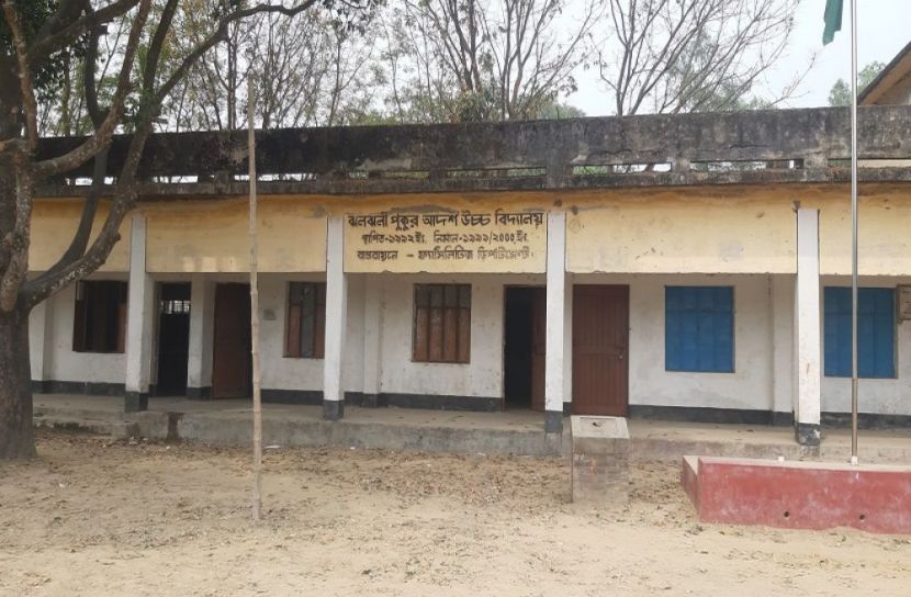 পালিয়ে বেড়াচ্ছেন প্রধান শিক্ষক 