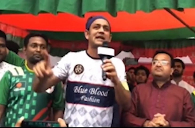 মঞ্চ ভেঙে পড়ে গেলেন ব্যারিস্টার সুমন