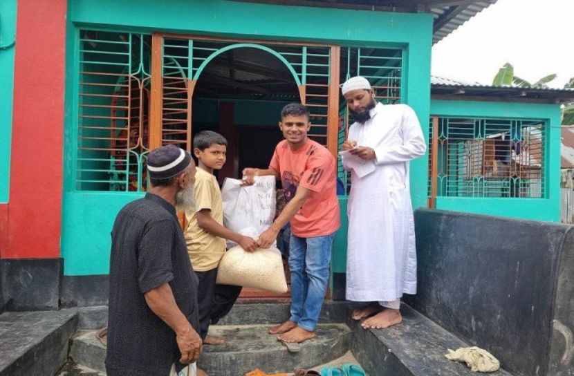 নান্দাইলে ৩০০ হতদরিদ্রের মাঝে ইফতার সামগ্রী বিতরণ