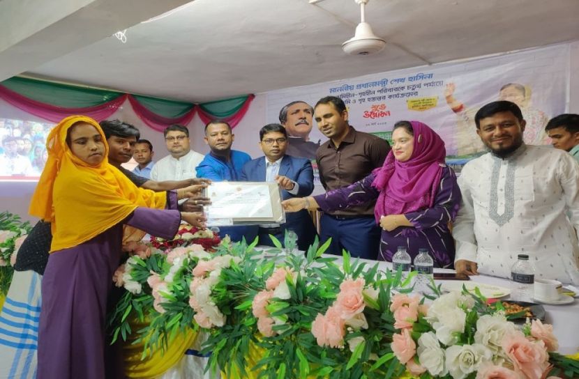 ১০০ পরিবার প্রধানমন্ত্রীর ঘর পেলো উখিয়ায়